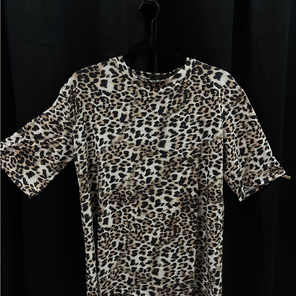 NWT🎁 Stylish leopard print top 100% cotton made in Italy!